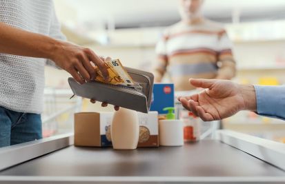 cash discount payment in a retail store