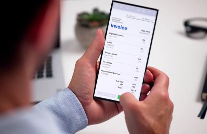 man holding iphone to create invoice