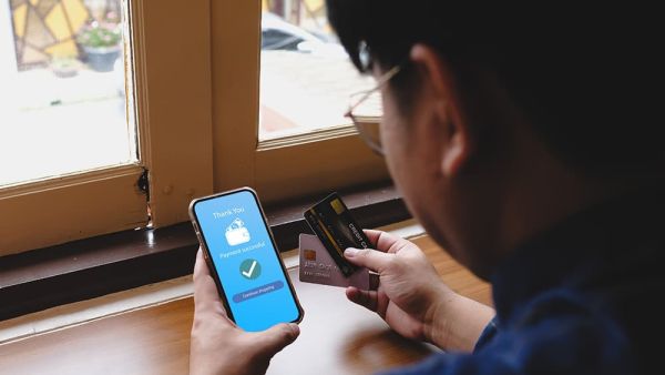 man choosing payment processor on mobile