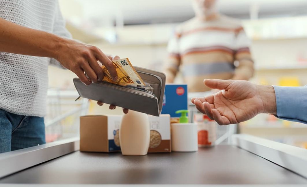 cash discount payment in a retail store